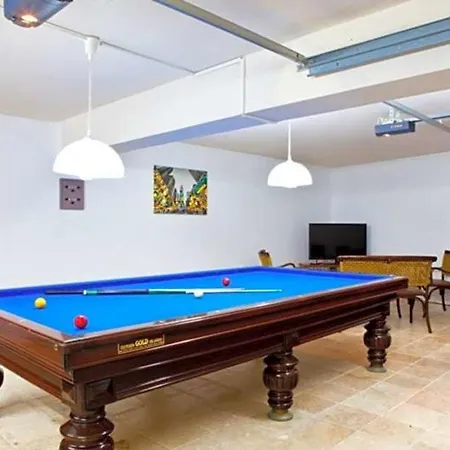 Sleeps 12 Air Con Wifi Vila